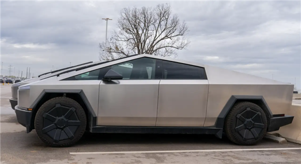 首批交付的特斯拉賽博皮卡：已經(jīng)開始生銹了