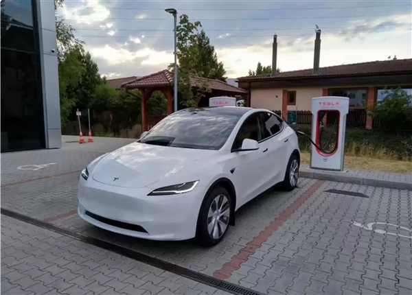 換裝Model 3同款造型大燈：特斯拉全新Model Y無(wú)偽裝諜照曝光