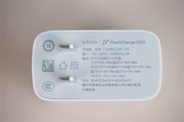 “萬(wàn)里舷窗”吸睛！iQOO 12賽道版圖賞