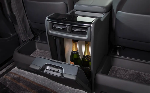 真“移動(dòng)的家”！豐田推出威爾法特別版：冰箱衣柜一應(yīng)俱全