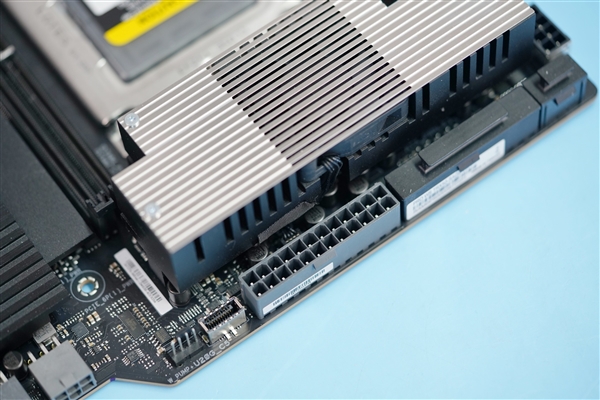 36相極致供電！華碩Pro WS TRX50-SAGE WIFI主板圖賞