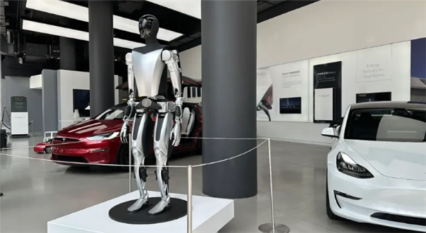 “擎天柱”來了！特斯拉人形機(jī)器人正式亮相門店：售價(jià)2萬美元 買嗎？