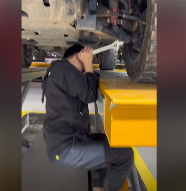 比亞迪方程豹的底盤件能用鉗子掰裂 真有這么離譜么