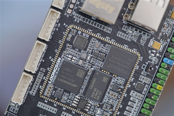 僅巴掌大?。↓埿?K0300蜂鳥開發(fā)板圖賞