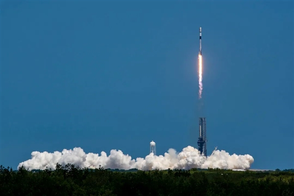 SpaceX再發(fā)射13顆可直連手機的星鏈衛(wèi)星：每顆重達875公斤
