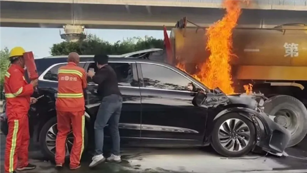撞車了車門打不開 今天我想再罵罵隱藏式門把手