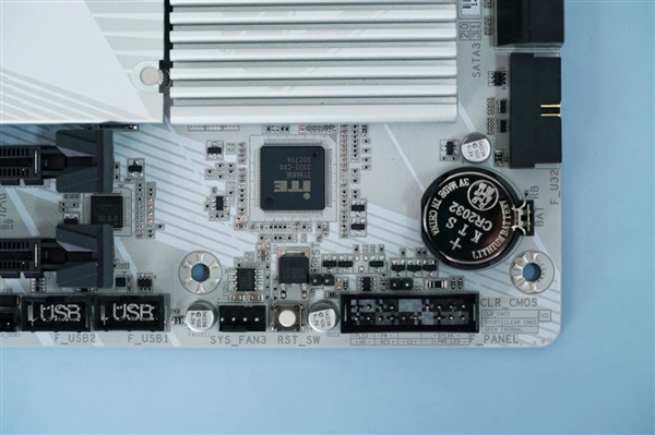 高顏值小白板！技嘉冰雕B650E AORUS ELITE X AX ICE主板圖賞