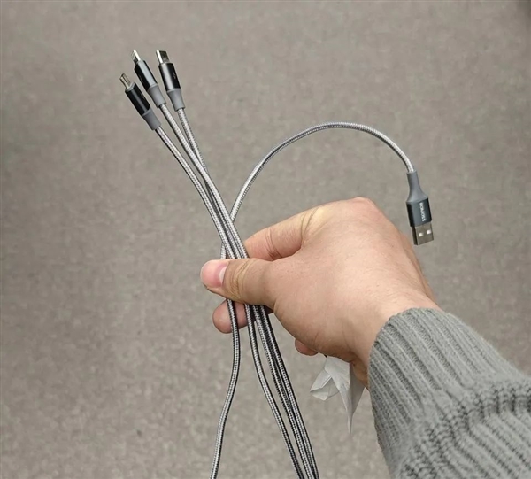 別再用一拖三數(shù)據(jù)線了 搞不好手機(jī)都給你都燒了