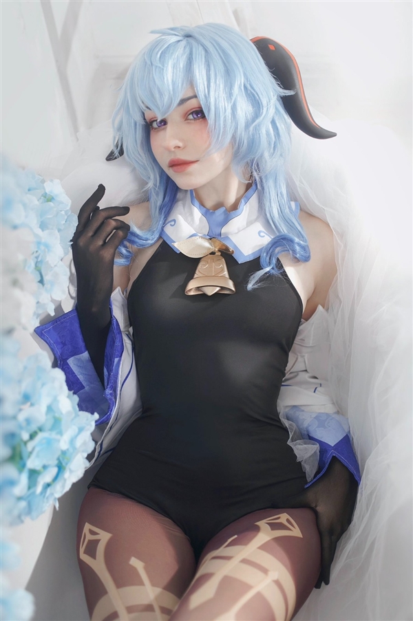俄羅斯美女性感Cos美圖欣賞：黑絲阿什莉 白絲修女等