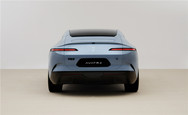 電子外后視鏡上車！阿維塔12全球首發(fā)：銀色版超酷超具未來感