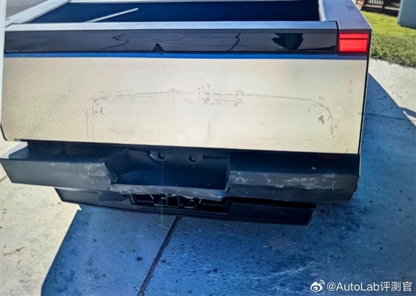 博主曬Cybertruck被追尾圖：特斯拉幾乎沒變樣 后車前臉變形嚴(yán)重