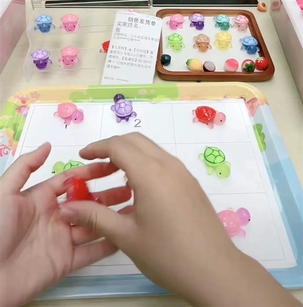 直播間里賣到幾十的塑料王八：把奧運(yùn)冠軍也收割了