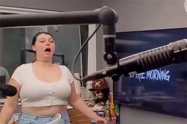 107.3分貝比摩托車(chē)引擎還響！美國(guó)女子打嗝聲音破世界紀(jì)錄