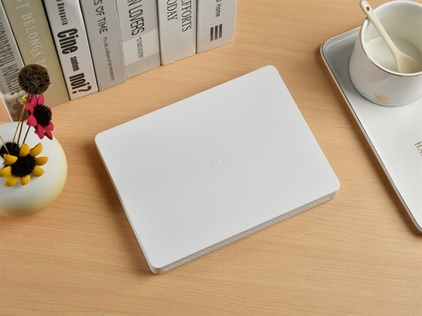 中興晴天墻面路由器全面評(píng)測(cè)：一貼上墻凌亂桌面拯救者