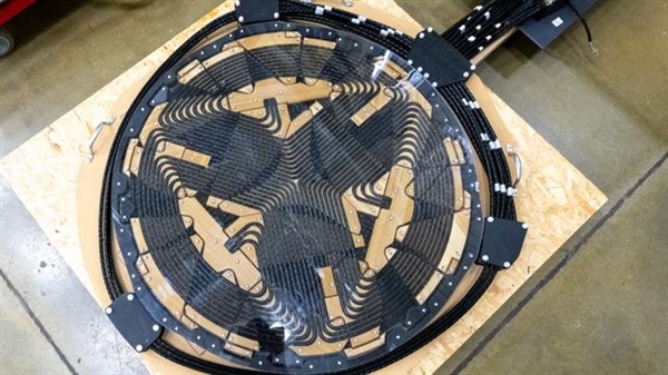 不用插槍了 電動(dòng)汽車無(wú)線充電再獲突破：功率高達(dá)270千瓦！