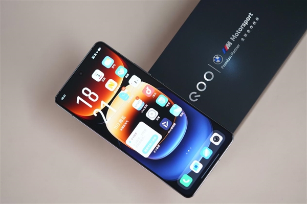 “萬(wàn)里舷窗”吸睛！iQOO 12賽道版圖賞