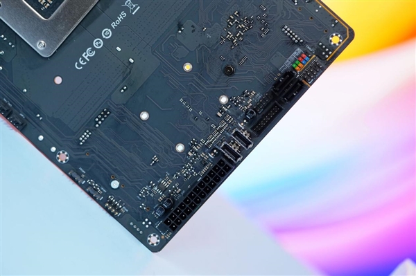 正面沒有一根線！銘瑄H770YTX D5 WIFI主板圖賞