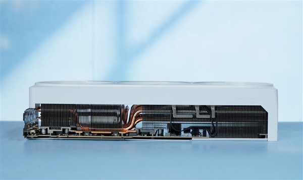 雪白機身吸睛！技嘉RTX 4080 SUPER AERO雪鷹OC顯卡圖賞