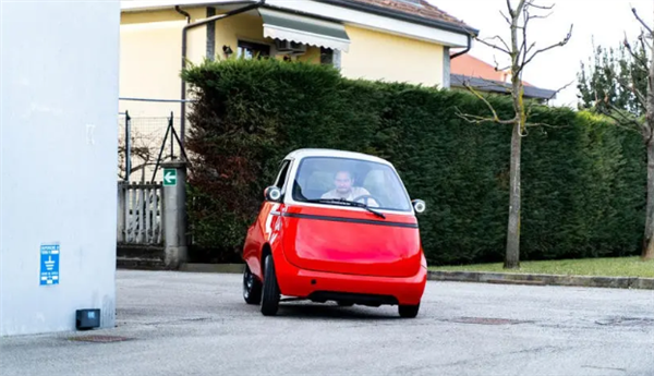 比宏光MIINI還要小！造型神似電飯煲的Microlino迷你電動(dòng)車來了