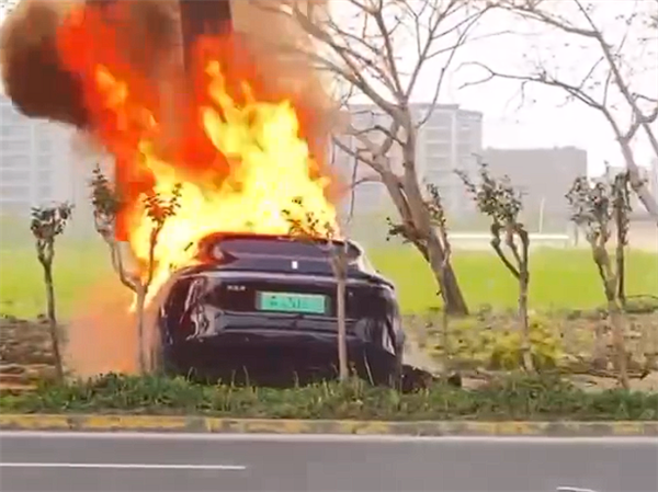 一阿維塔11事故后猛烈燃燒 網(wǎng)友曝內(nèi)情：撞上電動(dòng)自行車(chē)了