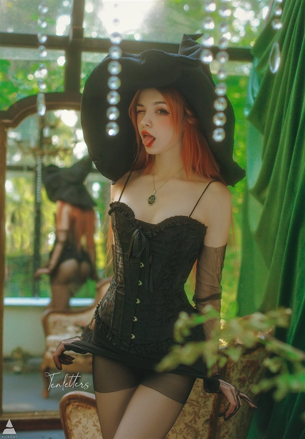 俄羅斯美女性感Cos美圖欣賞：黑絲阿什莉 白絲修女等