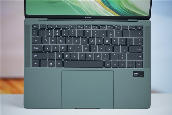 全球首發(fā)磁吸攝像頭！榮耀MagicBook Art 14圖賞