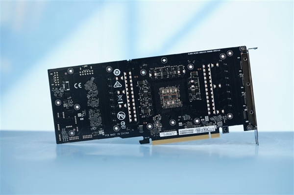 雪白機身吸睛！技嘉RTX 4080 SUPER AERO雪鷹OC顯卡圖賞