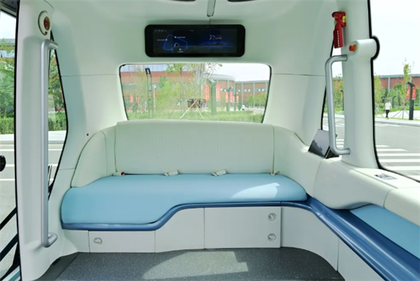 無人駕駛、無線充電！紅旗二代智能小巴亮相：續(xù)航可達400KM