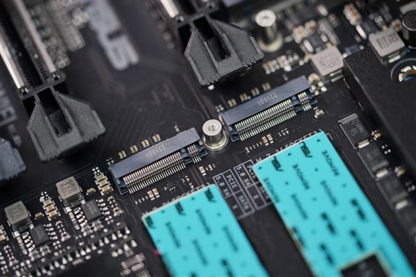 36相極致供電！華碩Pro WS TRX50-SAGE WIFI主板圖賞