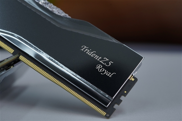 水晶般奪目！芝奇皇家戟DDR5-7200 24GB內存圖賞