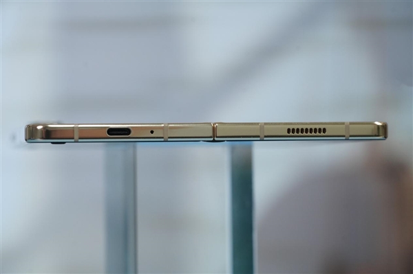 15999元輕薄大折疊旗艦！三星W24圖賞