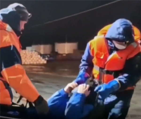 駕船看鯨魚(yú)失聯(lián) 俄一男子漂流67天獲救：體重驟減100斤