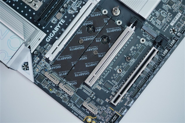 支持AMD銳龍線程撕裂者7000！技嘉TRX50 AERO D主板圖賞