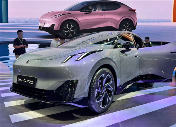 沒(méi)想到 廣州車(chē)展上 大家還是追著雷軍跑