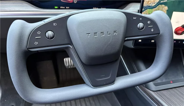 特斯拉半截方向盤質(zhì)量堪憂：氣囊位置出現(xiàn)神秘曲線