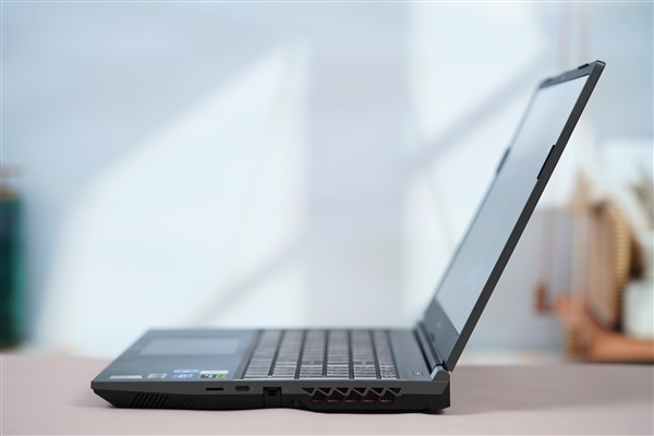 13代i7+RTX 4060首發(fā)6999元！七彩虹將星X15 AT游戲本圖賞