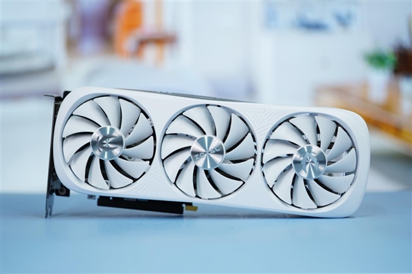 夢幻優(yōu)雅！索泰RTX 4070 Ti SUPER TRINITY OC月白圖賞