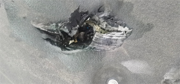 問界M7時速120km壓到鐵塊電池包被擊穿：冒煙未起火