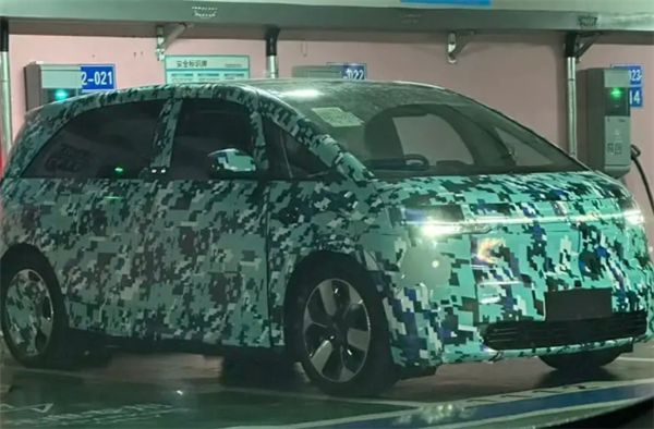 并未搭載前排側(cè)滑門！極氪CM2E最新諜照曝光