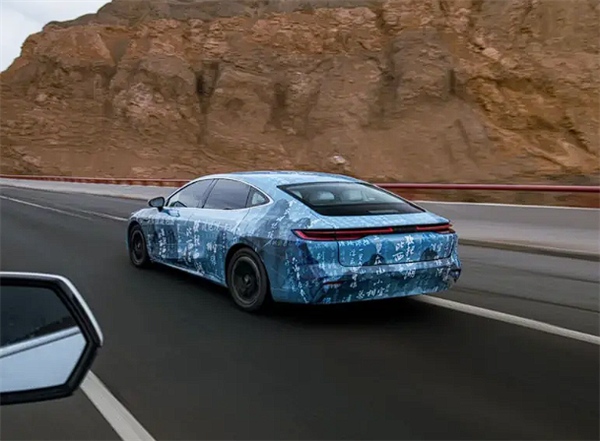 凱美瑞、雅閣再迎強敵！吉利銀河E8路試諜照曝光：大溜背真帥