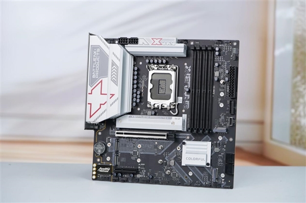 1099元就有5個(gè)M.2接口！七彩虹戰(zhàn)斧Z890M-PLUS V20主板圖賞