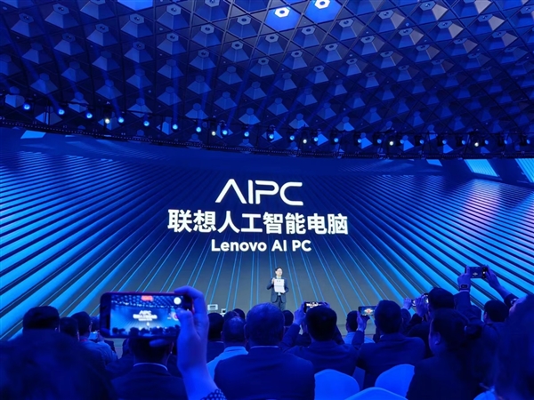 Intel Michelle Johnston盛贊聯(lián)想AI PC碩果累累：下代首發(fā)、AI算力飆升3倍