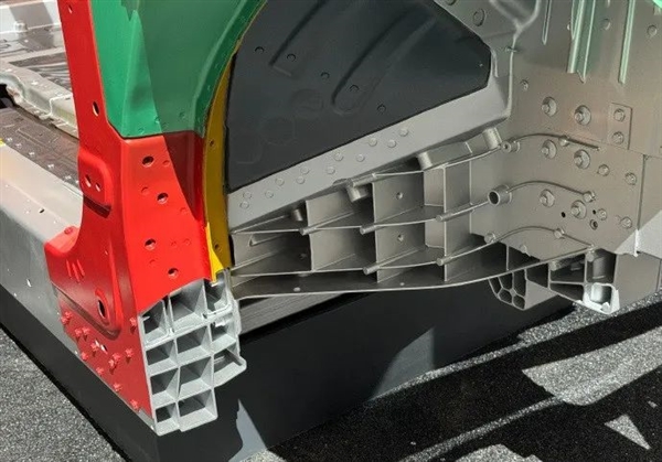 比亞迪方程豹的底盤件能用鉗子掰裂 真有這么離譜么