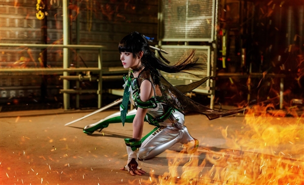 《星刃》女主伊芙新Cos美圖賞：顏值高 身材超棒！