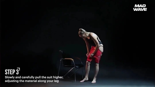 中國游泳隊破記錄！為何大夏天的 運動員出場要穿羽絨服