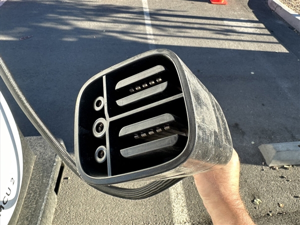 糧草先行！特斯拉移動超級充電樁展出：功率飆升至750千瓦