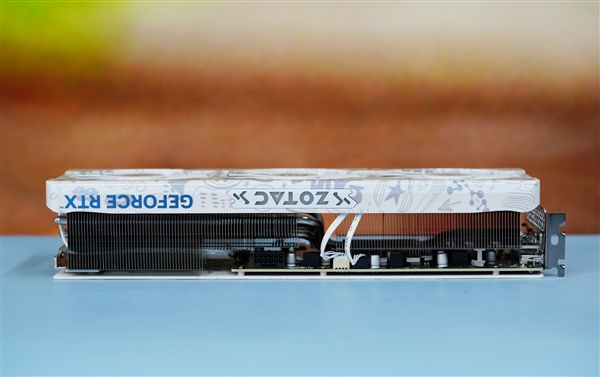 夢幻斑斕！索泰RTX 4070 SUPER X-GAMING OC歐泊白圖賞