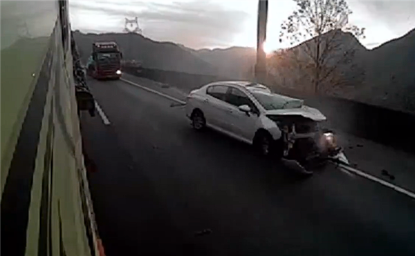 七旬老人高速路見縫插針變道釀事故：自稱活該十分后悔