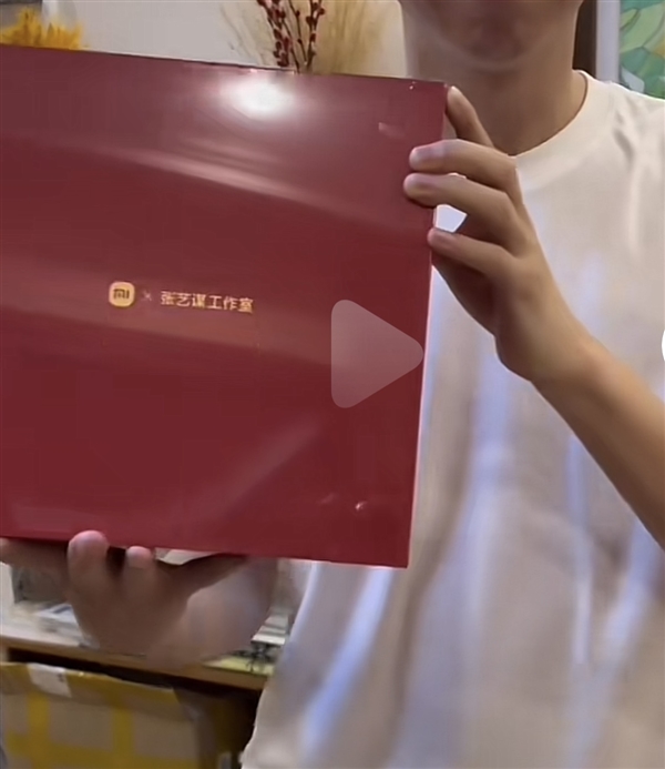 張藝謀送《第二十條》演員禮盒裝小米14Pro 王化：電影里小米手機(jī)很多