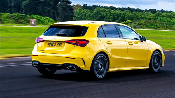 年輕人的第一輛進(jìn)口奔馳來了！全新奔馳A級兩箱版曝光